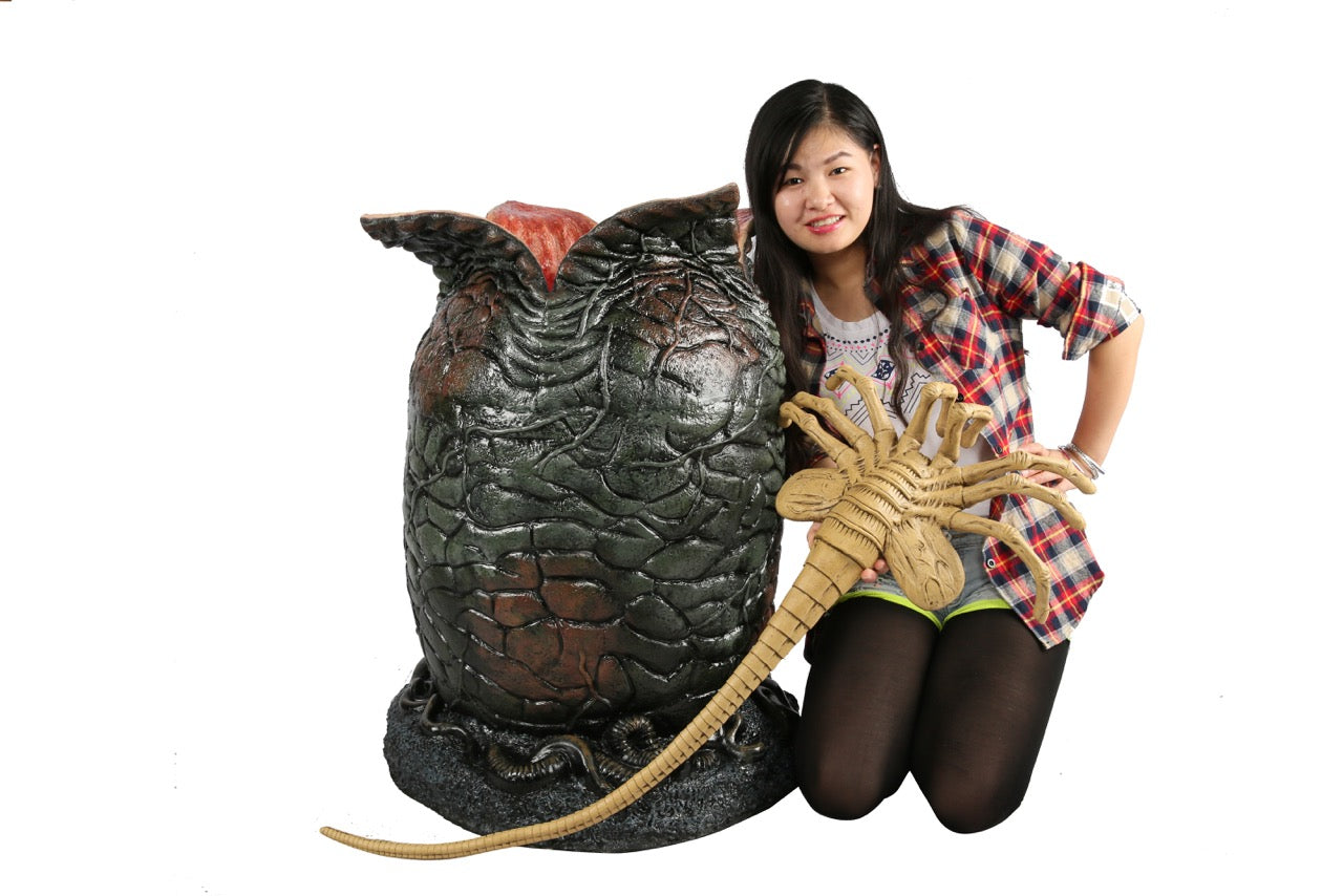 Ovomorph Egg & Facehugger Lifesize Replica with LED lights NECA ...